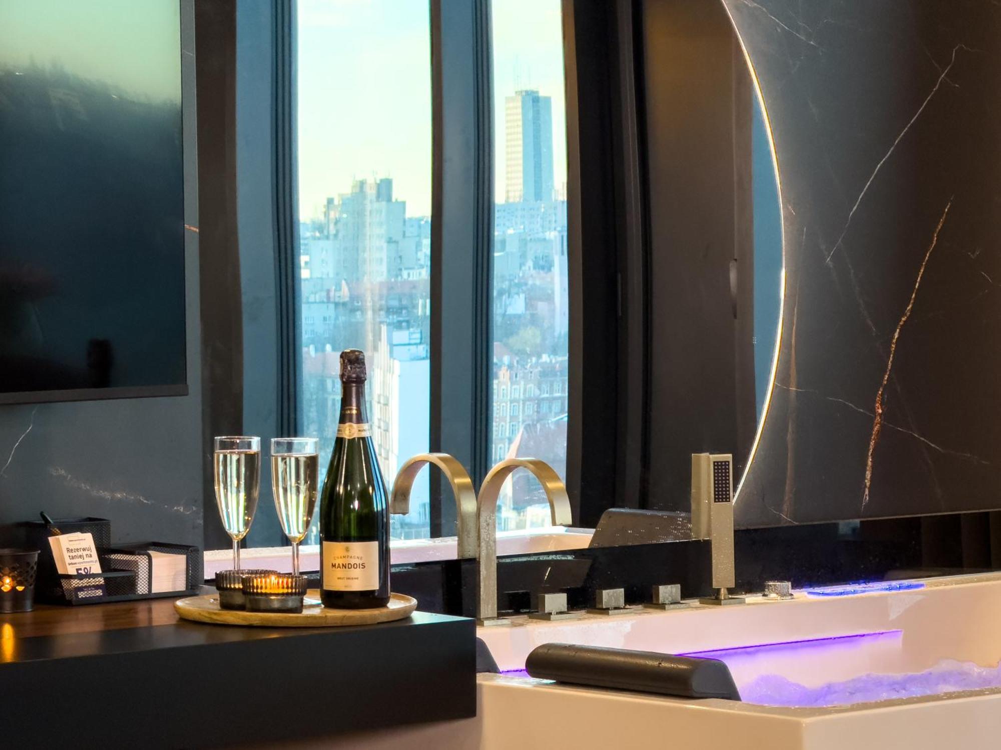 Urban Apartments Golden Royal, Jacuzzi By The Window, Chilled Prosecco, Free Garage Κατοβίτσε Εξωτερικό φωτογραφία